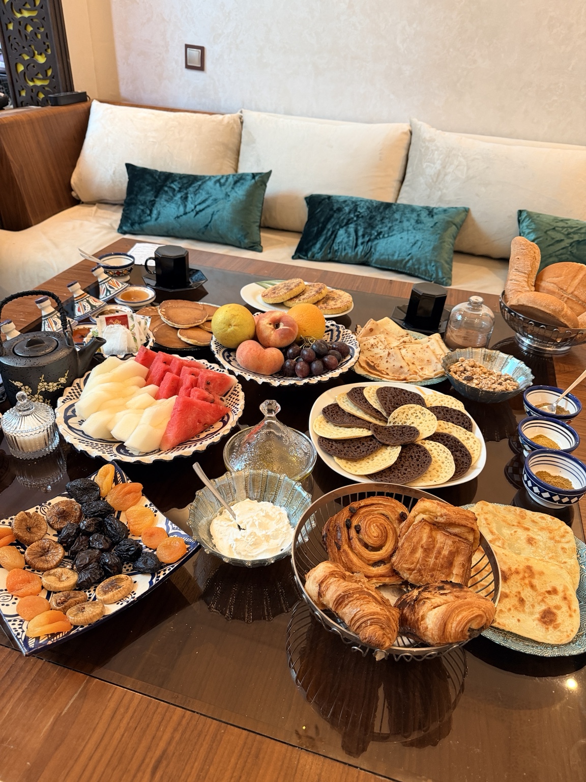 Le petit-déjeuner Signature de Villa Assi Prestige, dressé dans le salon marocain