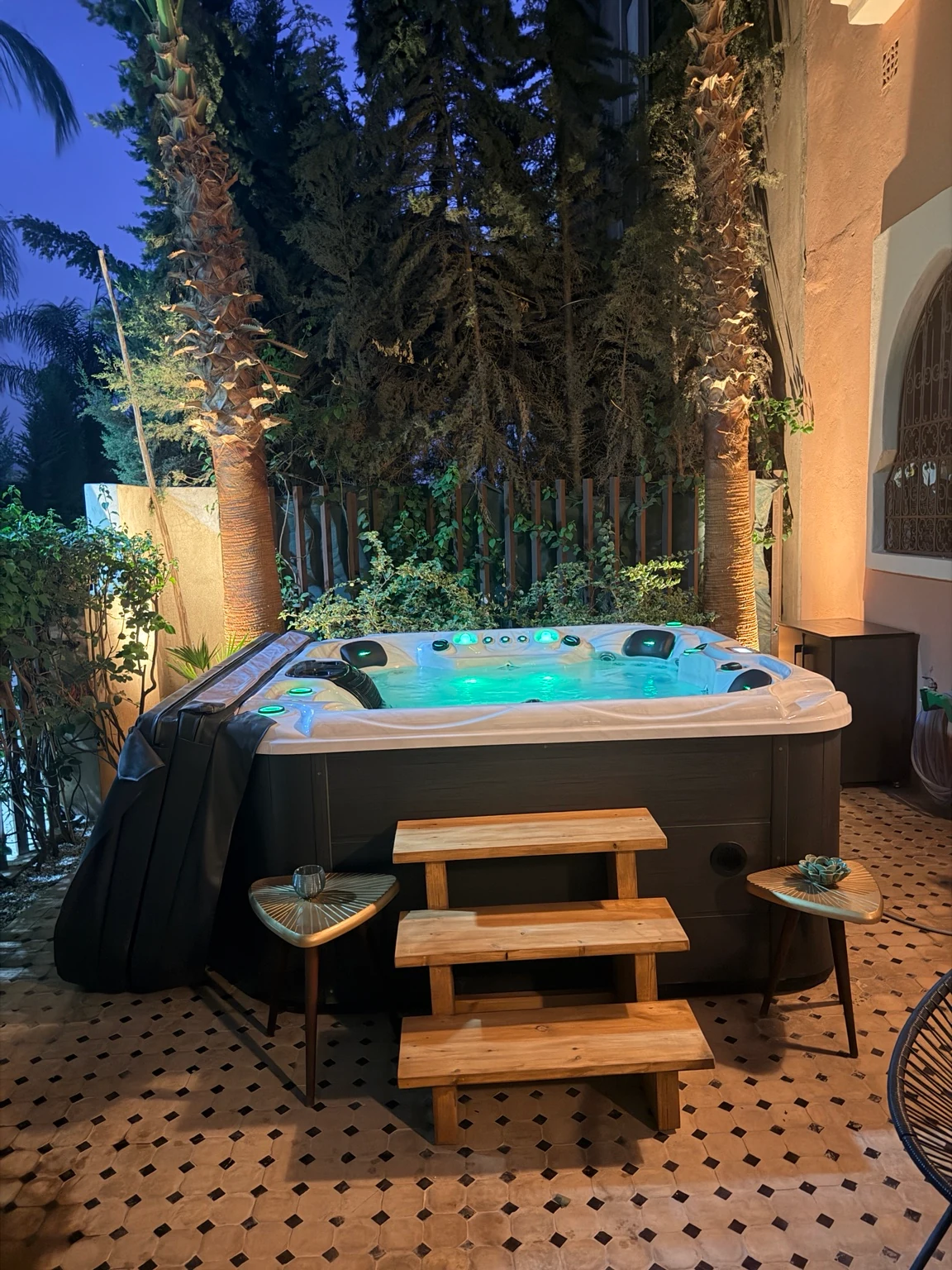 Spa Lea, le coin jardin avec sa cour privée et son jacuzzi 6 places